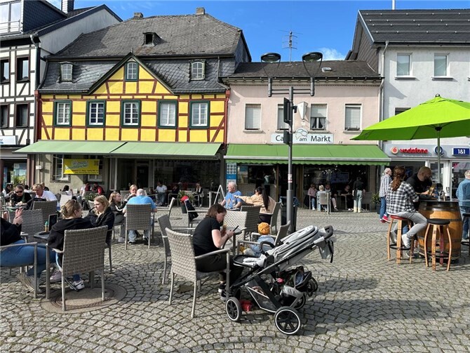 Der Marktplatz ist ein beliebter Treffpunkt, nicht nur bei Stadtfesten.  Foto:ROB