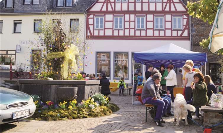Der Marktplatz mit dem geschmückten Heckedotz lädt zum Verweilen ein. Die Möhnen verwöhnten die Marktbesucher.TT