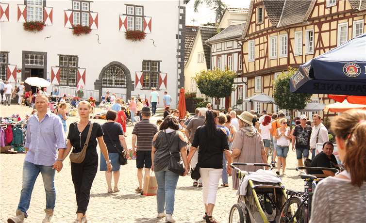 Der Marktplatz mit den Ständen der Kinder lud zum Bummeln und Verweilen ein. Fotos: KBL