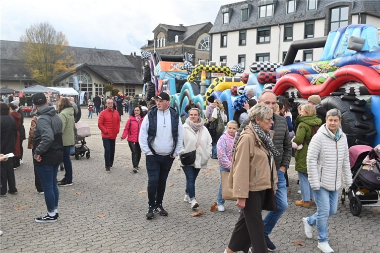 Der Marktplatz und die angrenzende Laacher-See-Halle zogen viele Menschen an. 