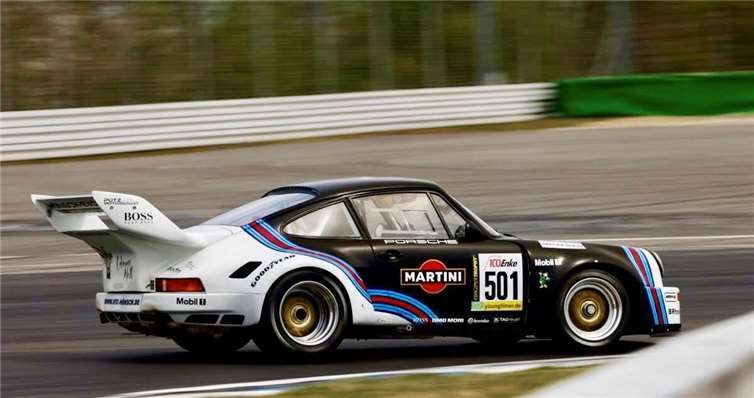 Zwei Rennen, zwei Klassensiege Der Martini Porsche 911 Carrera RSR mit André Kunkel und Michael Funke auf dem Weg zum Gesamtsieg in Spa-Francorchamps. Foto: Horst Sulzbach