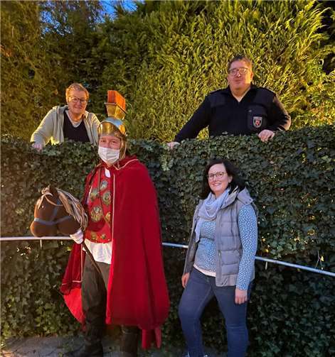 Der Martinsausschuss (Katja Pertz, Robert Zimmermann und Yvonne Konetzki) mit dem St. Martin (Michael Zimmermann). Foto: privat