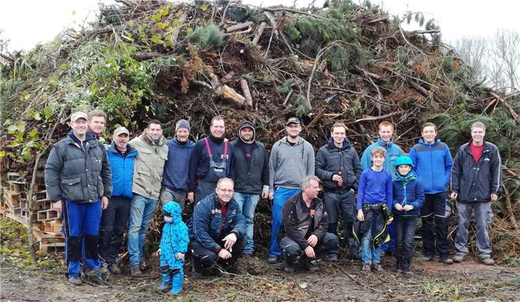 Der Martinsausschuss des Kripper Junggesellenvereins ist mit den Vorbereitungen für das Martinsfest beschäftigt. Foto: privat