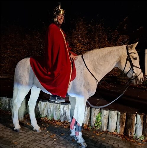 „Der Martinsmann, der zieht voran…“ - so heißt es in einem beliebten Kinderlied zu Sankt Martin: Es ist eine besondere, anheimelnde Atmosphäre, die Jahr für Jahr die Schulklassen der Swistbachschule mit ihren Lehrkräften und die Geschwisterkinder mit ihren Eltern am 9. November zum Martinszug durch Heimerzheim lockt. Foto: privat