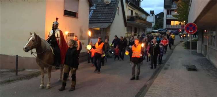 Der Martinszug in den Straßen Urbars.Fotos: privat