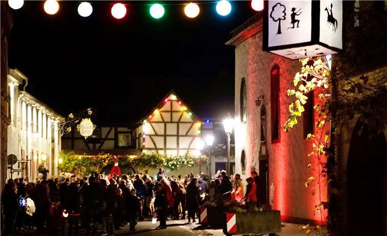 Die Geschichte von St. Martin wurde anschaulich vorgespielt Der Martinszug startete an der St. Josef Kapelle. Fotos: KG