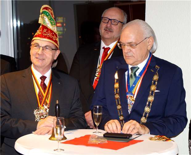 Der Mayen-Koblenzer Landrat Dr. Alexander Saftig (l.) bedankte sich beim RKK für die gute Zusammenarbeit.