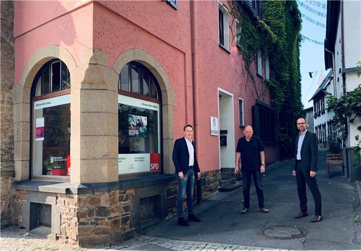 Der Mayen-Koblenzer Landtagsabgeordnete Marc Ruland sowie Staatssekretär Clemens Hoch tauschen sich mit Rolf Papen, Vorsitzender der Bürgerinitiative „WIR gegen Bahnlärm in der VG Weißenthurm e.V.“ aus. Foto: privat