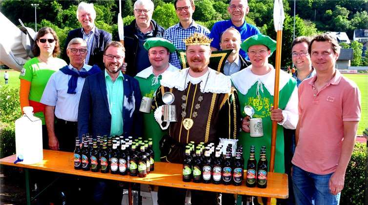 Der Mayener Behördenleiter, Klaus Mader, wünschte seinen und den angereisten engagierten und hoch motivierten Kickern beim Turnier, alles Gute . Er hatte dabei den Mayener Stadtchef, Wolfgang Treis, seine Behördenleiterkollegen, Vertreter des Ministeriums sowie den Mendiger Biergott „Gambrinus“ (Tim Herrmann) mit seinen beiden Herolden in die Mitte genommen.