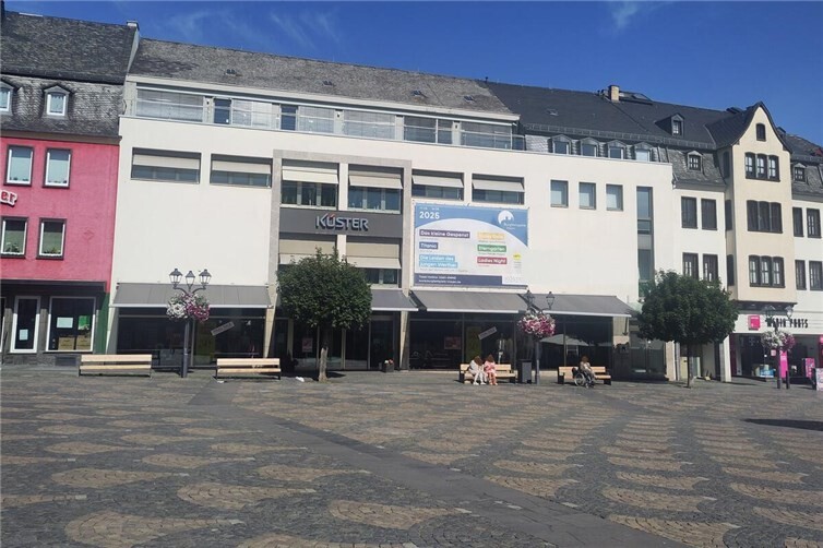 Der Mayener Marktplatz ist ein wichtiger Treffpunkt in der Innenstadt. Die Diskussion um mehr Grün, Schatten und Aufenthaltsqualität zeigt den Wunsch vieler Bürgerinnen und Bürger nach einer klimaangepassten Weiterentwicklung des Platzes.
