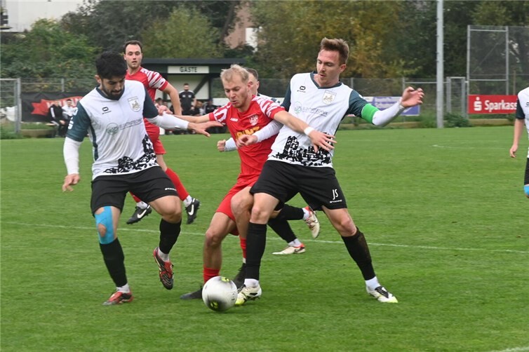 Der Mayener Marlon Leidenbach (Mitte) wird von Mustafa Madanoglu (links) und John Marc Schneider in die Zange genommen.  Foto: SK