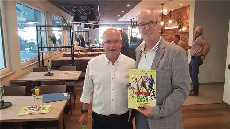 Der Mayener Oberbürgermeister Dirk Meid gratulierte dem 1. Vorsitzenden Ralph Münzel zum gelungenen Bauprojekt.