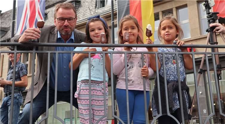 Der Mayener Oberbürgermeister Wolfgang Treis freut sich über kostenloses Eis für alle. Fotos: CF