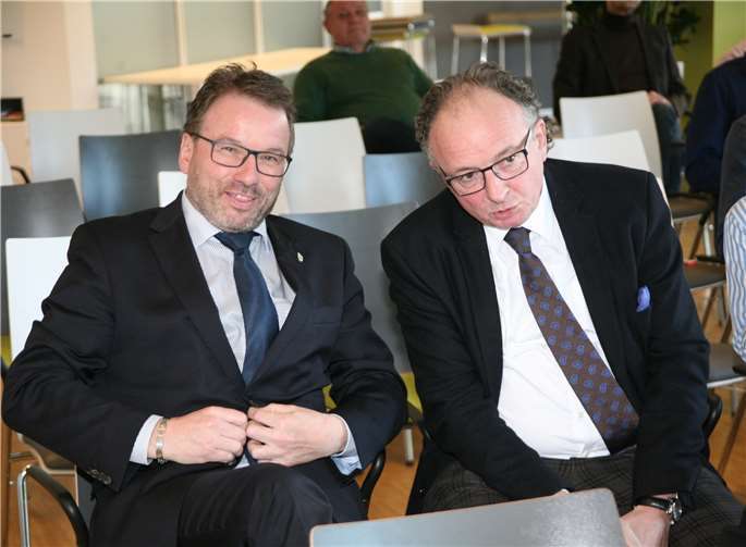 Der Mayener Oberbürgermeister Wolfgang Treis (l.) und sein Andernacher Amtskollege Achim Hütten durften bei der Beratung und Abstimmung zu ihren Jugendämtern nicht die Interessen ihrer Heimatstadt vertreten und mussten auf die Besucherplätze ausweichen. Foto: WEC