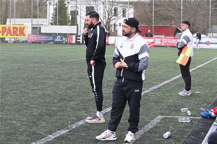 Der Mayener Trainer Marc Steil (links) konnte den Auftritt seiner Mannschaft nicht fassen. Foto: SK