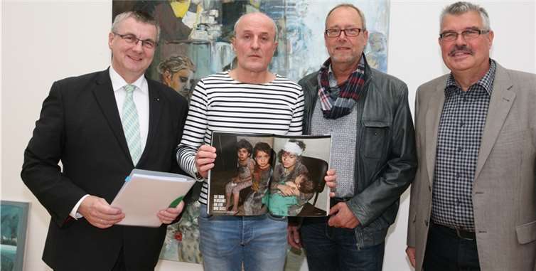 Der Mayener Unternehmer Pierre Wagner (2.v.l.) spendete 40.000 Euro für die Flüchtlingsarbeit. Landrat Dr. Alexander Saftig (l.), Mendigs Stadtbürgermeister Hans Peter Ammel (r.) und der Mayener SPD-Fraktionsvorsitzende Helmut Sondermann nahmen die Spenden stellvertretend entgegen. Foto: WE