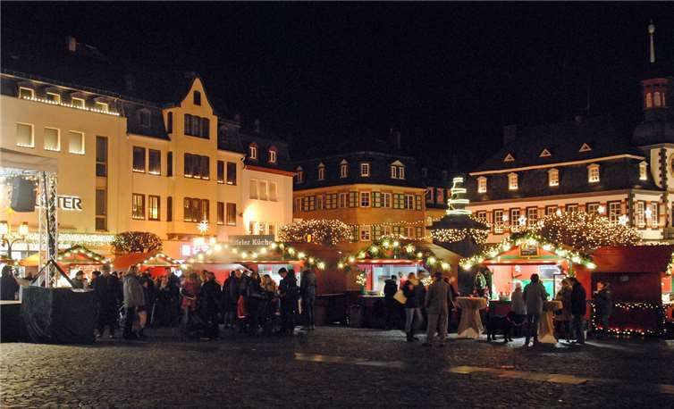 Der Mayener Weihnachtsmarkt auf dem Marktplatz lädt zum Verweilen ein. Jasmin Franz/Stadt Mayen