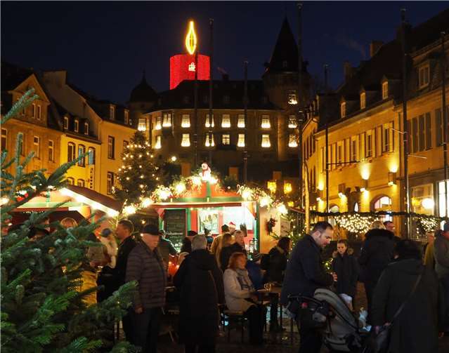 Der Mayener Weihnachtsmarkt mit festlicher Kulisse vor der Genovevaburg.