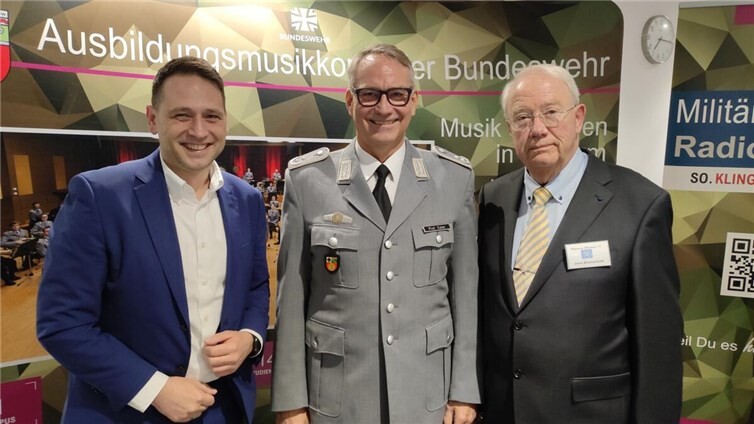 Der Meckenheimer Bürgermeister, Sven Schnieber, der auch der 1. Vorsitzende der Bürgerstiftung Meckenheim ist und Jens Biesterfeldt, 1. Vorsitzender des Bürgervereins Meckenheim e.V. dankten Oberstleutnant Professor Michael Euler für das 7. Benefiz-Konzert in MeckenheimFotos: privat