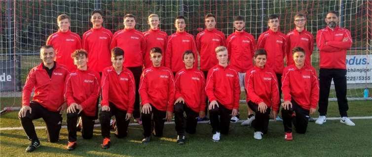 Der Meckenheimer Sponsor kleidete „seine“ B-Junioren neu ein. Fotos: privat