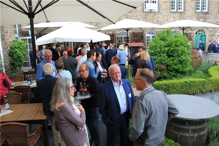 Der Meinungsaustausch und das Netzwerken standen beim Jahresempfang der Wirtschaft im Weingut Kloster Marienthal hoch im Kurs.  Foto:GS