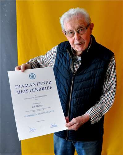 Der Meister Edi Hürter mit seinem Diamantenen Meisterbrief. Fotos: BS