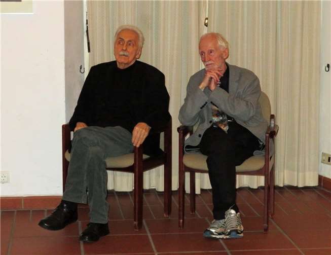 Der Meister und sein ehemaliger Schüler: Ausstellungsleiter Schäfer-Schällhammer, einer der Gründerväter der Künstlergruppe Pellenz (links im Bild) und Künstler-Jurist Prof. Dr. Günter Erbel. Foto: MKA