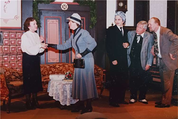 „Der Meisterboxer“, 1988: Irmgard Kohzer (v. l.), Monika Schneider, Alfred Senkbeil, Günter Gemein, Hans-Hubert ecker. Foto: Theatergruppe Westum