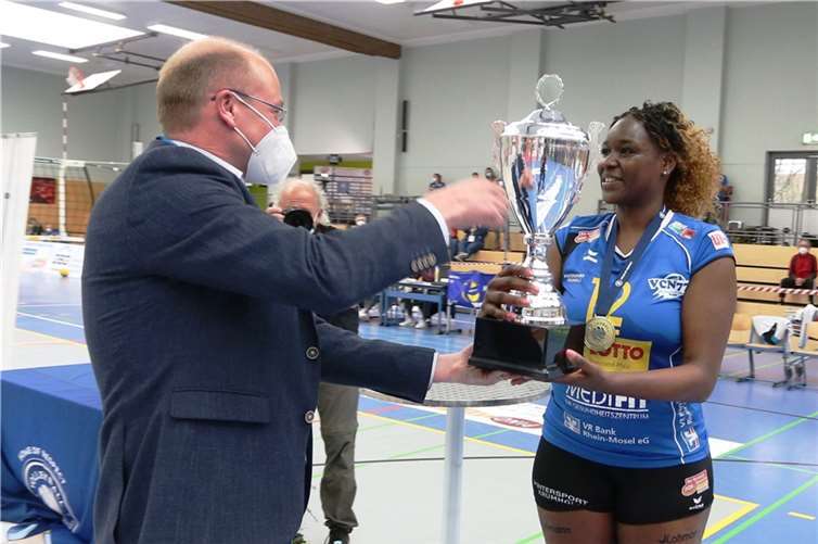 Der Meisterpokal, den Mannschaftsführerin Sarah Kamarah hier aus der Hand von VBL-Vertreter Heino Konjer erhält, steht inzwischen in der Vitrine. Für die Mannschaft beginnt am Samstag in Bayern der Epilog der Meistersaison… Foto Eckhard Schwabe