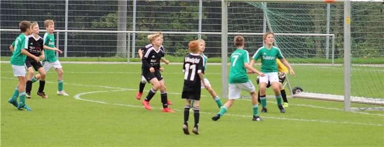 Der Mendiger Angriff erwartet den Eckball.  Privat