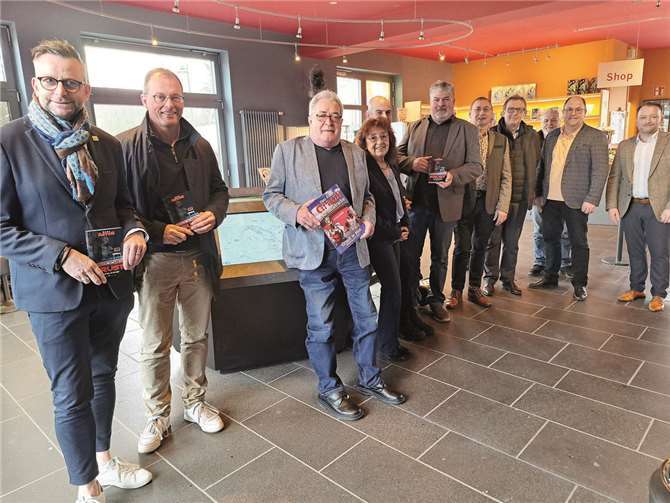 Der Mendiger Autor Hans Astor (3.v.l.) freute sich über viel Lob für seine neuesten Werke.  Fotos: FRE