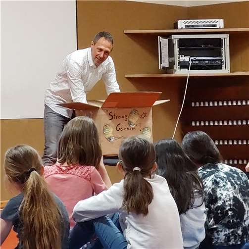 Der Mendiger Autor Markus Theisen besuchte die Schüler der Grundschule Pfarrer-Bechtel.  Fotos: privat