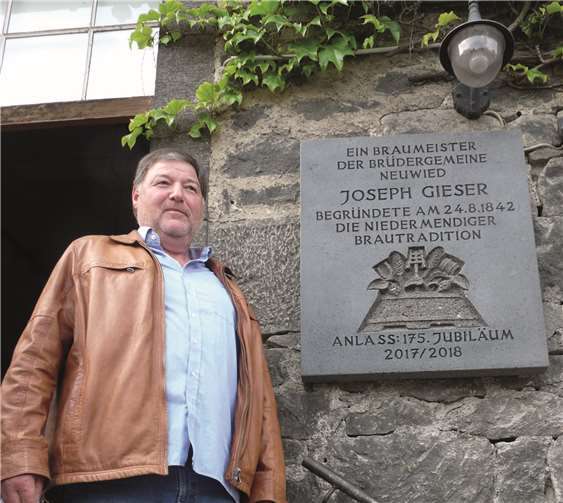 Der Mendiger Bildhauer Hans Loosen schuf die Basalttafel, die an Joseph Gieser erinnert.