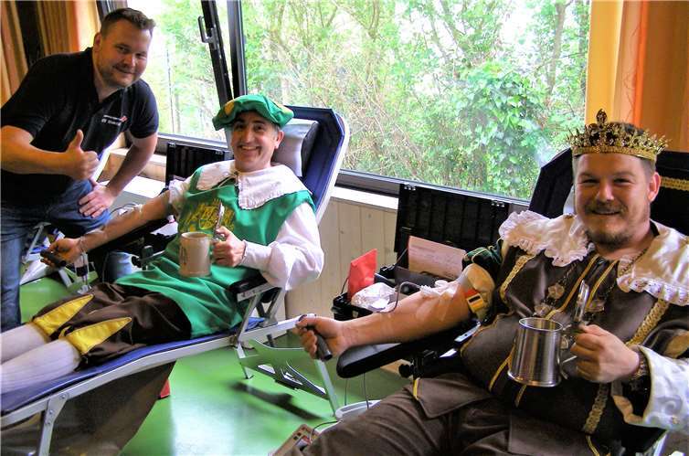 Der Mendiger DRK-Vorsitzende Andy Paulissen (l.) freute sich, dass auch der amtierende Gambrinus Tim Herrmann (r.) und Herold Edgar Girolstein Blut spendeten. Fotos: privat