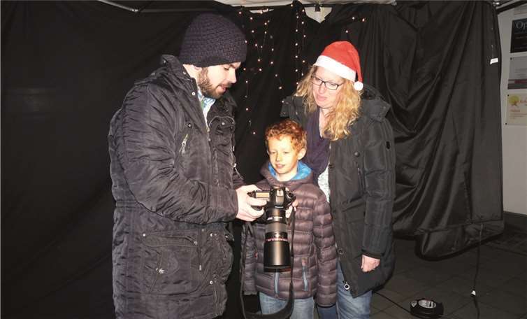 Der Mendiger Fotograf Lars May erfreute die großen und kleinen Besucher und Bewohner der Stadt mit einem Erinnerungsfoto an ihren Einkaufsbummel. -FRE-