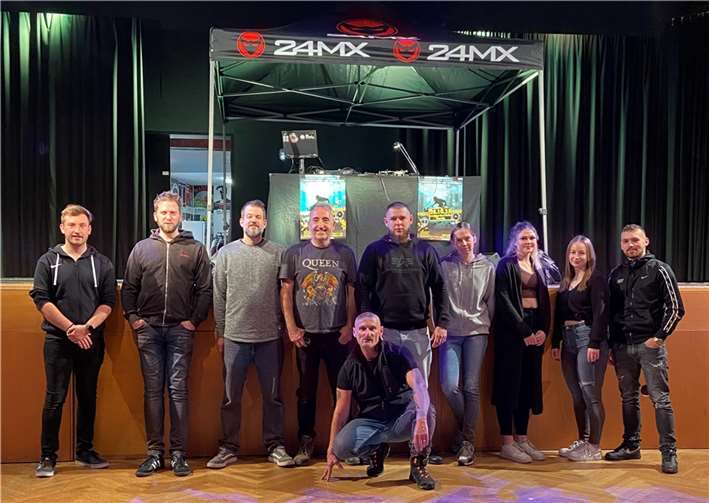 Der Mendiger Jugendpfleger Serge Hertrich mit seinen motivierten Helfern vor Beginn der ersten Kinder- und Jugenddisco in der Laacher-See-Halle.  Foto: privat