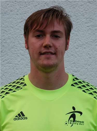 Der Mendiger Torhüter Niklas Nett sah nach 53 Minuten wegen einer Tätlichkeit die Rote Karte.SK