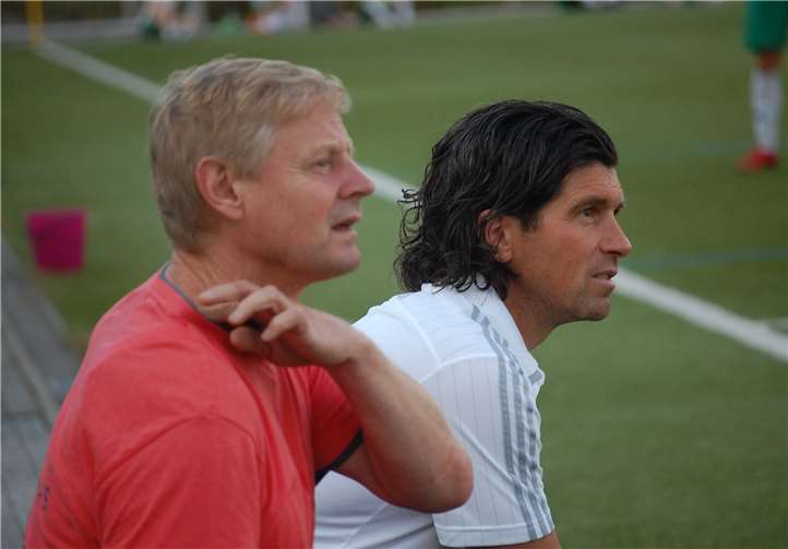 Der Mendiger Trainer Cornel Hirt (rechts) hatte sich den Auftakt sicher anders vorgestellt. -SK-