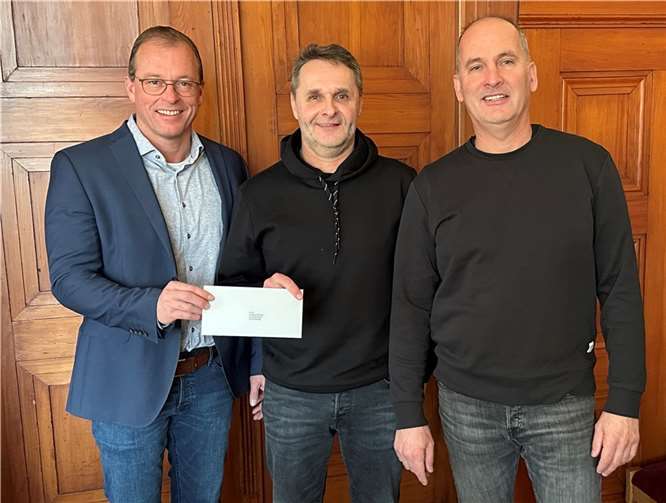 Der Mendiger VG-Bürgermeister Jörg Lempertz (links) würdigte den ehrenamtlichen Einsatz von Wolfgang Durben (Mitte) und Volker Ackermann mit einer finanziellen Unterstützung in Höhe von 250 Euro für das Inklusionsprojekt.  Foto: VG-Verwaltung Mendig/Stefan Pauly