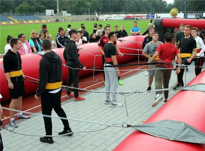 Der „Menschenkicker“ ist eine Anlehnung an den Tischfußball.  privat
