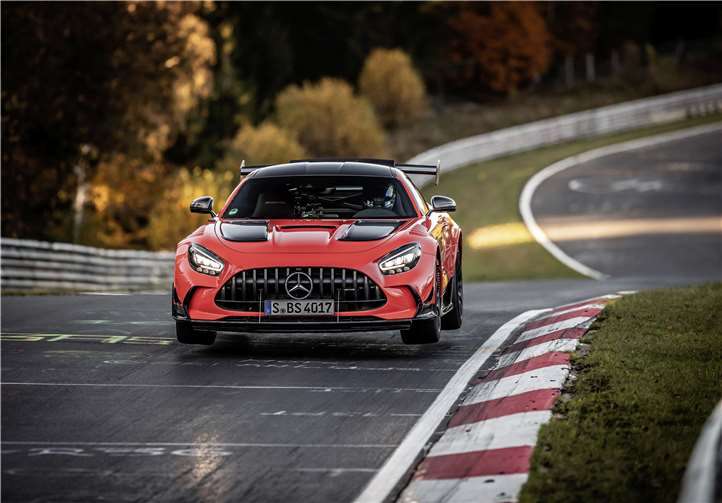 Der Mercedes-AMG GT Black Series auf der Nordschleife im Streckenabschnitt „Pflanzgarten“. Die 1927 eröffnete „Grüne Hölle“ gilt als anspruchsvollste Rennstrecke der Welt und ist deshalb wichtiger Prüfstein für die Automobilindustrie. Foto: Mercedes-AMG