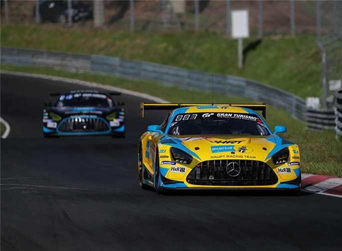 Der Mercedes-AMG GT3 #4 im blau-gelben Bilstein-Komplettdesign sicherte sich den 11. Platz. Foto: HAUPT RACING TEAM