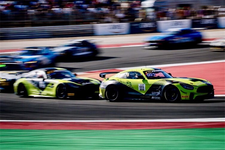Der Mercedes-AMG GT4 #111 von Enrico Förderer und Cedric Fuchs im engen Positionskampf auf der Rennstrecke beim Saisonfinale der GT4 European Series im portugiesischen Portimão.