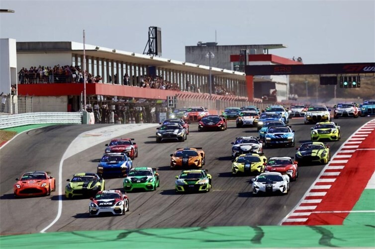 Der Mercedes-AMG GT4 von Enrico Förderer und Cedric Fuchs (zweites Fahrzeug von links) im Feld auf dem Weg zur ersten Kurve beim Saisonfinale der GT4 European Series in Portimão.
