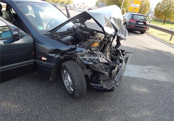 Der Mercedes wurde total beschädigt. Polizeipräsidium Koblenz