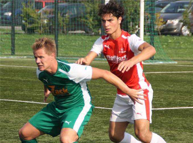 Der Merler Abwehrspieler Abdelhak Adel Adni im Zweikampf mit einem Oberkasseler Stürmer.privat