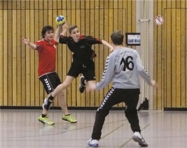 Der Merler Angreifer in schwarzem Trikot ist beim Torwurf. privat