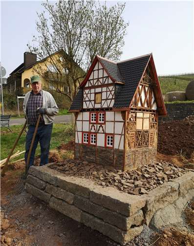 Der Mesenicher Hugo Arens baute das Haus seiner Vorfahren als Insektenhotel nach.Fotos: Privat