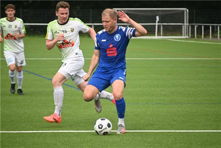 Der Metternicher Stürmer Moritz Pies (rechts), früher auch in Diensten der Eintracht, stellte die Mendiger Defensive um Carsten Thelen (Mitte) und Julian Groß (hinten links) vor einige Probleme.  Foto: SK