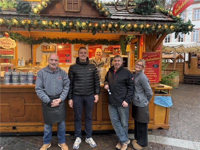 Der Miesenheimer Ortsvorsteher Stefan Kneib und der Vorsitzende der CDU Miesenheim, Dirk Saftig, haben den Stand des Miesenheimer CDU-Mitglieds und Unternehmers Christian Barth und seiner Frau Tina auf dem Mainzer Weihnachtsmarkt besucht. Foto: privat